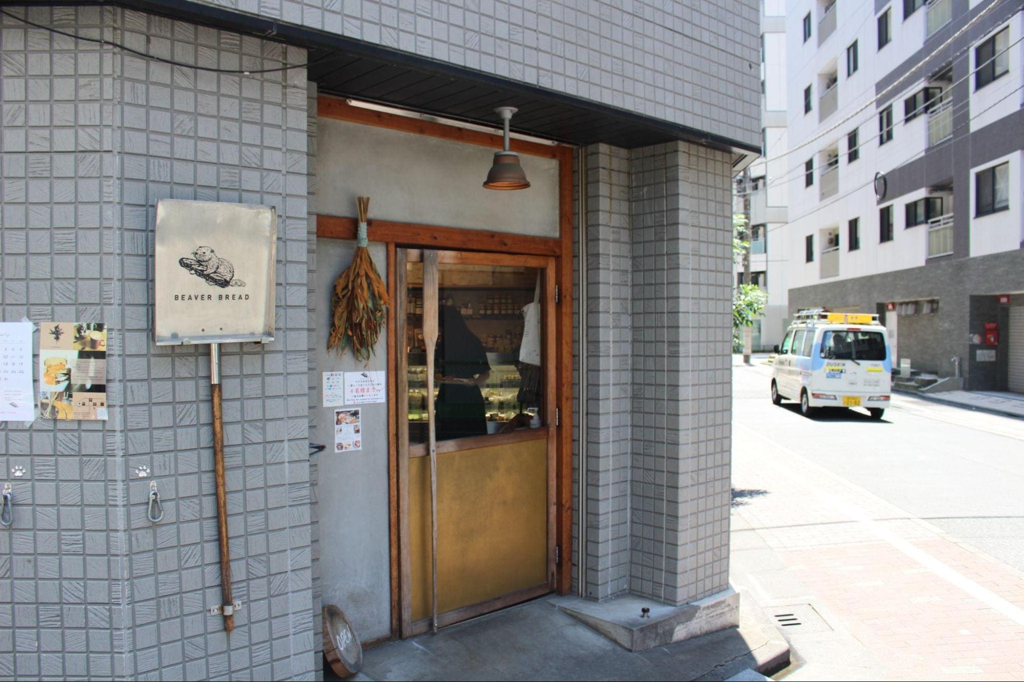 人形町にある人気ベーカリーカフェ「ビーバーブレッド」の外観