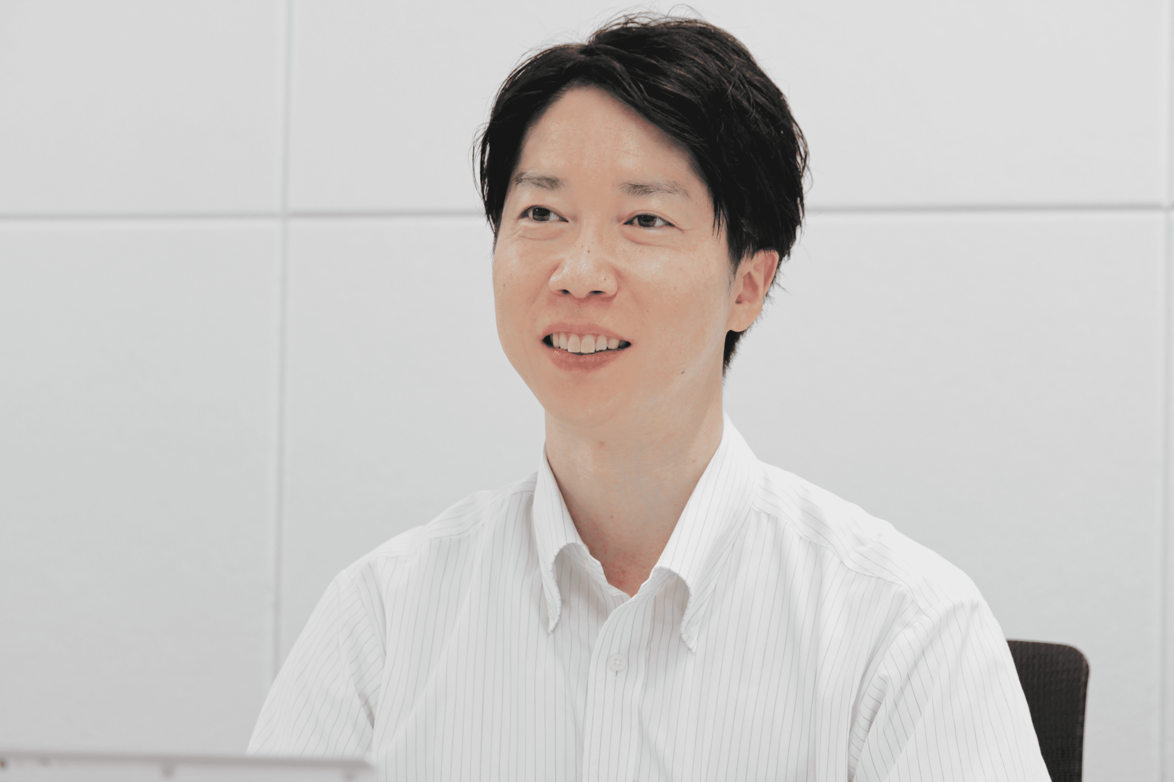 平郁会本部 経理担当 青木さんがインタビューに答える様子
