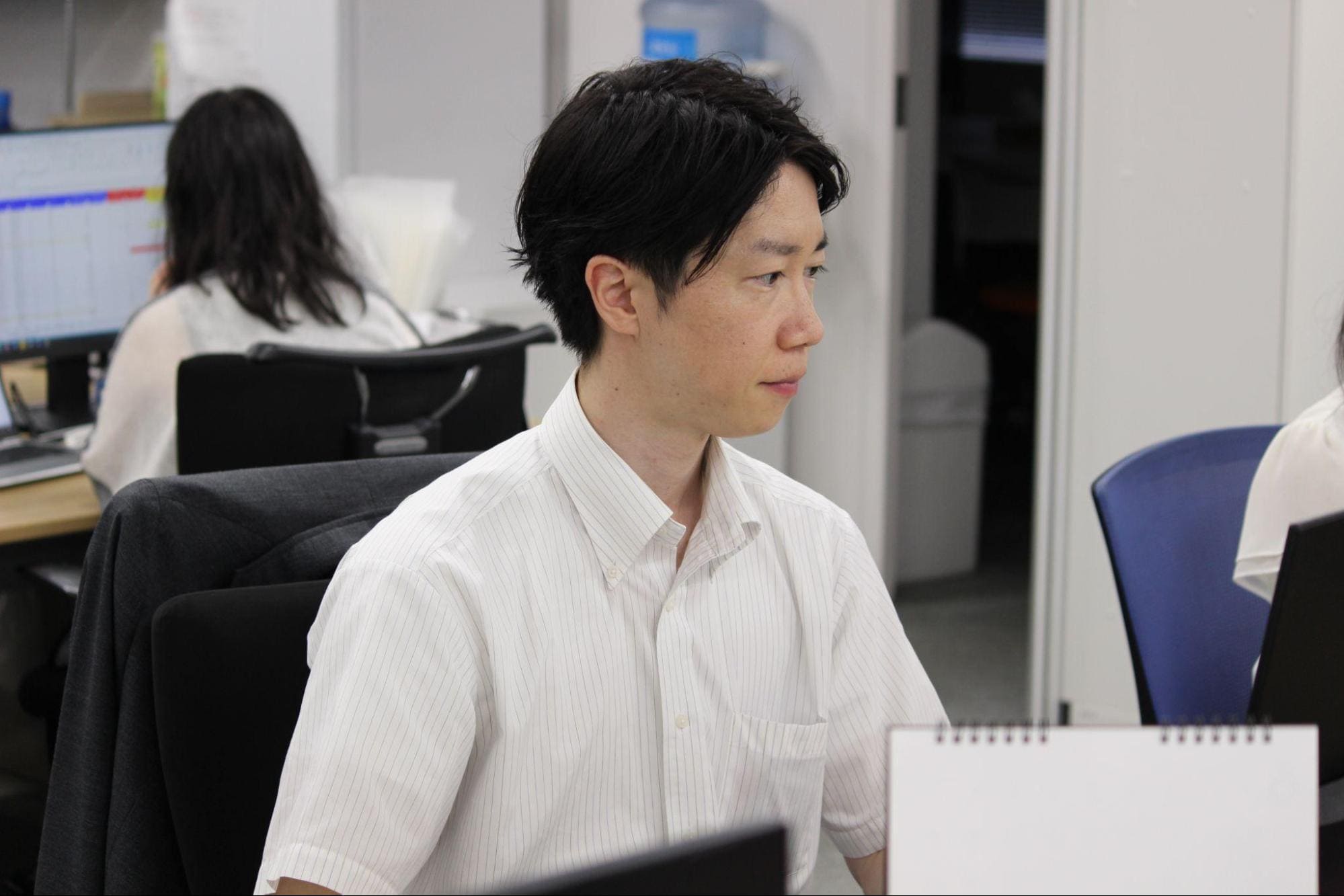 平郁会本部 経理担当 青木さんがオフィスで請求処理を行う様子