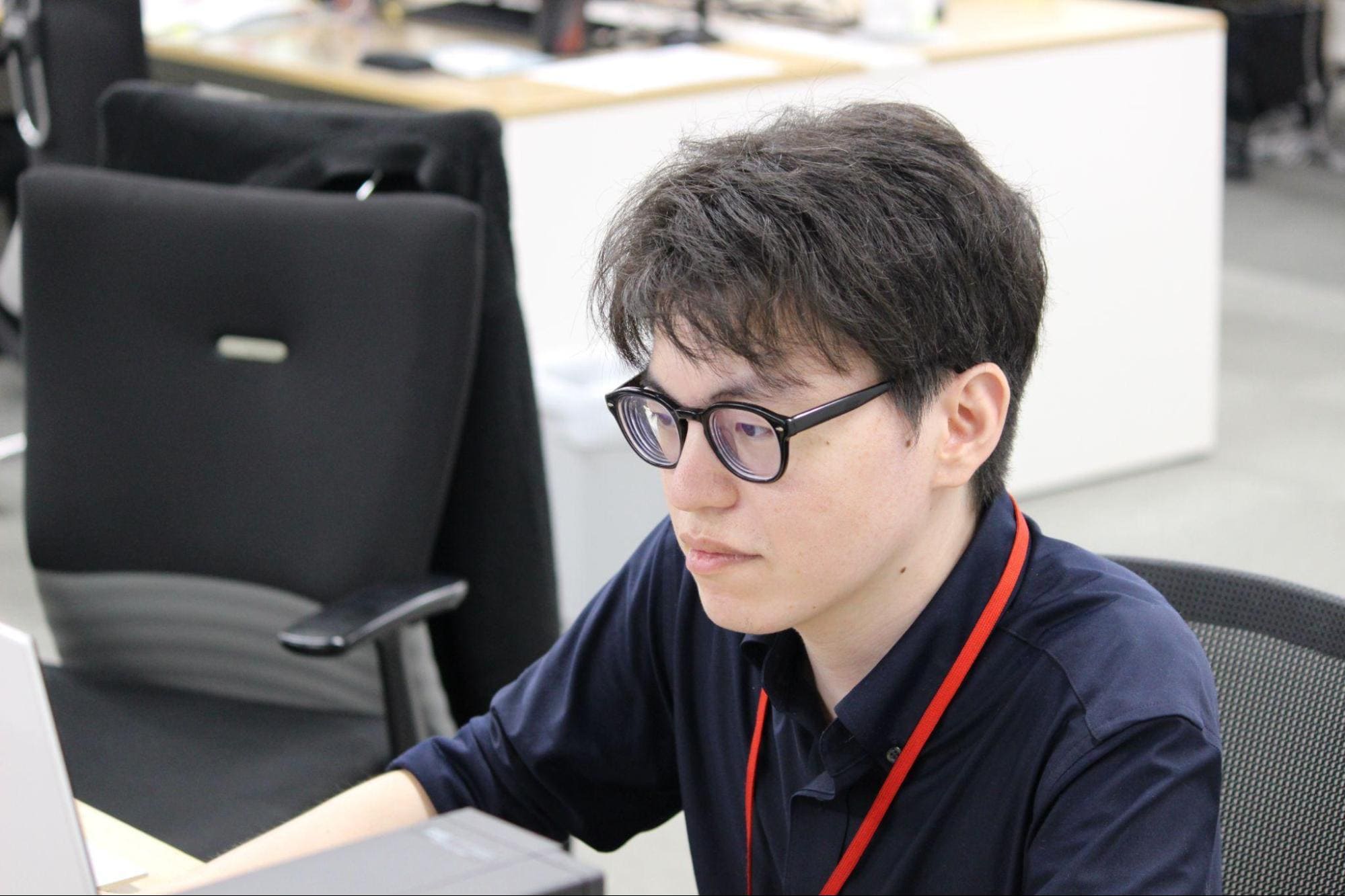 平郁会本部 IT担当 平野さんがパソコンで業務を行う様子