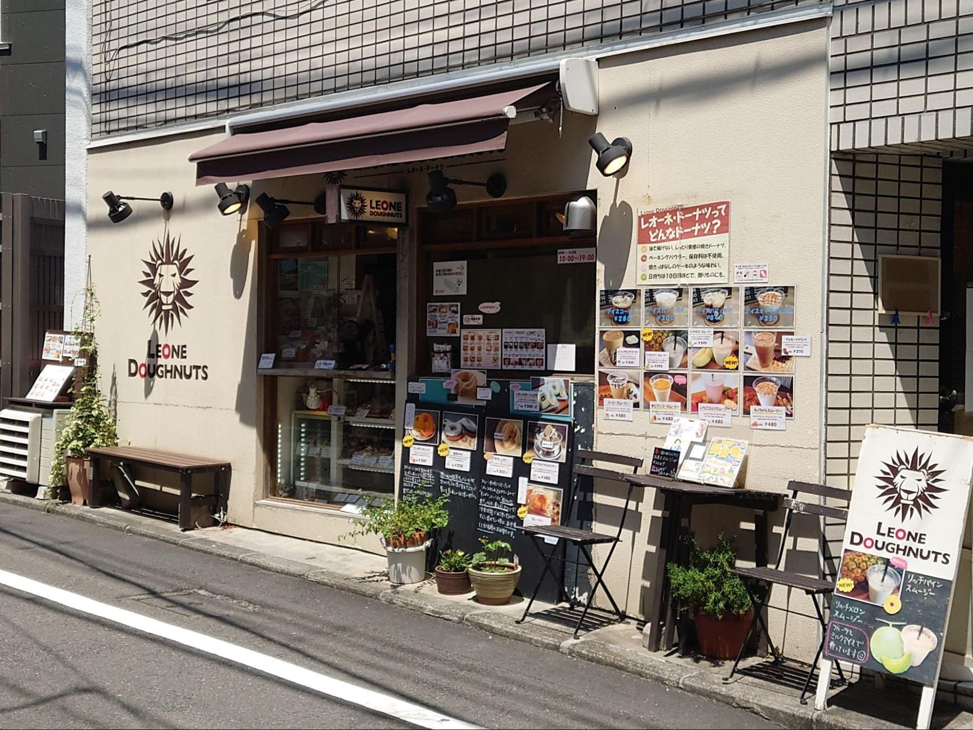 国分寺駅近くのドーナツ専門店LEONE DOUGHNUTSの店舗外観